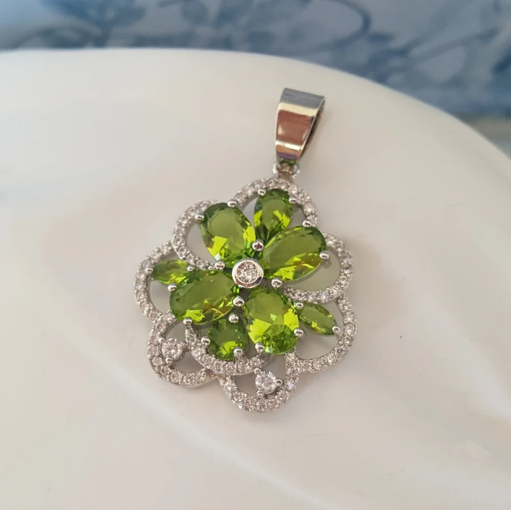 Peridot Green Zircon Pendant - Picture 4 of 9